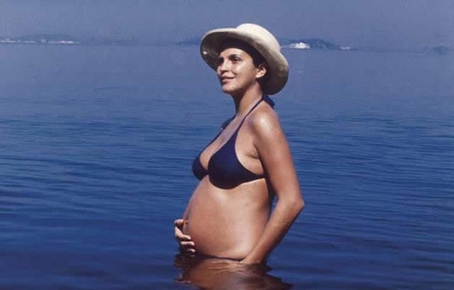 Leila Diniz exibindo sua gravidez no Rio (Foto: reprodução)