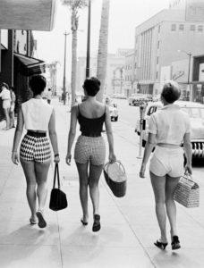 Mulheres na década de 60 vestem hot pant criado pela estilista Mary Quant