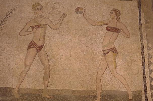 mosaico do século IV d.C, encontrado na Sicília, as mulheres romanas usavam algo muito parecido com os biquínis de hoje em dia.