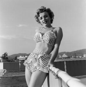 Marilyn Monroe veste biquíni cintura alta de bolinhas