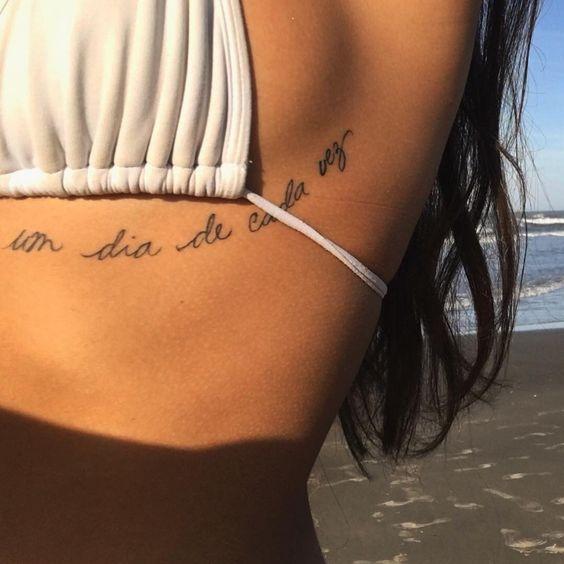 frase tatuada ao lado do peito