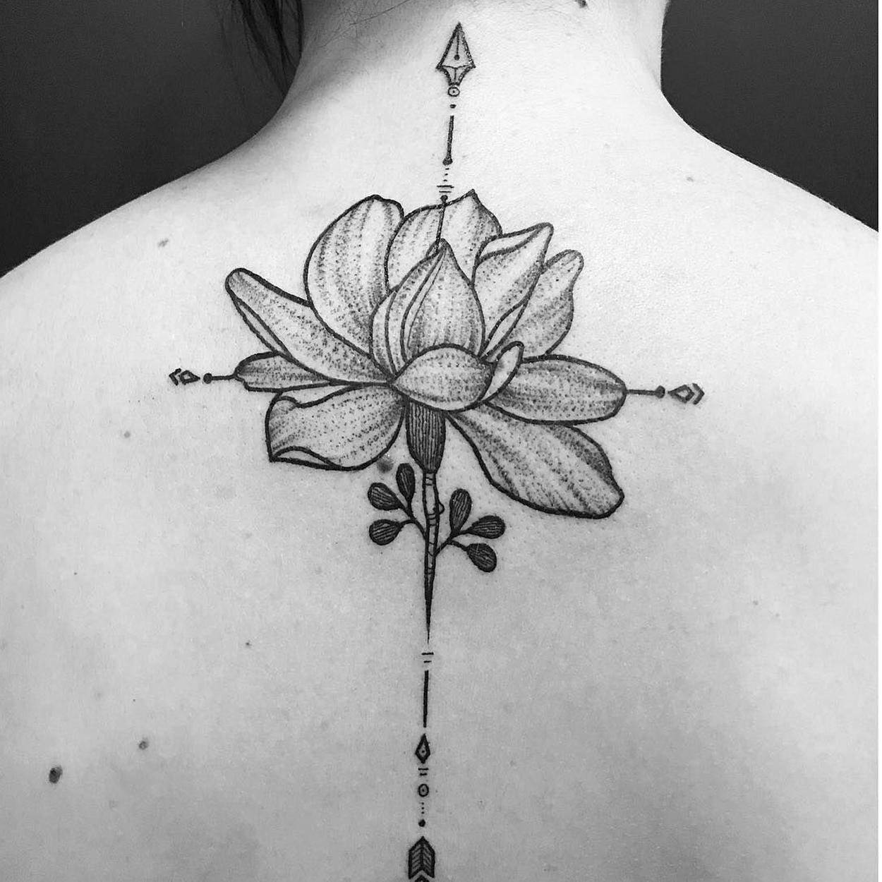 tatuagem de flor em pontilhismo