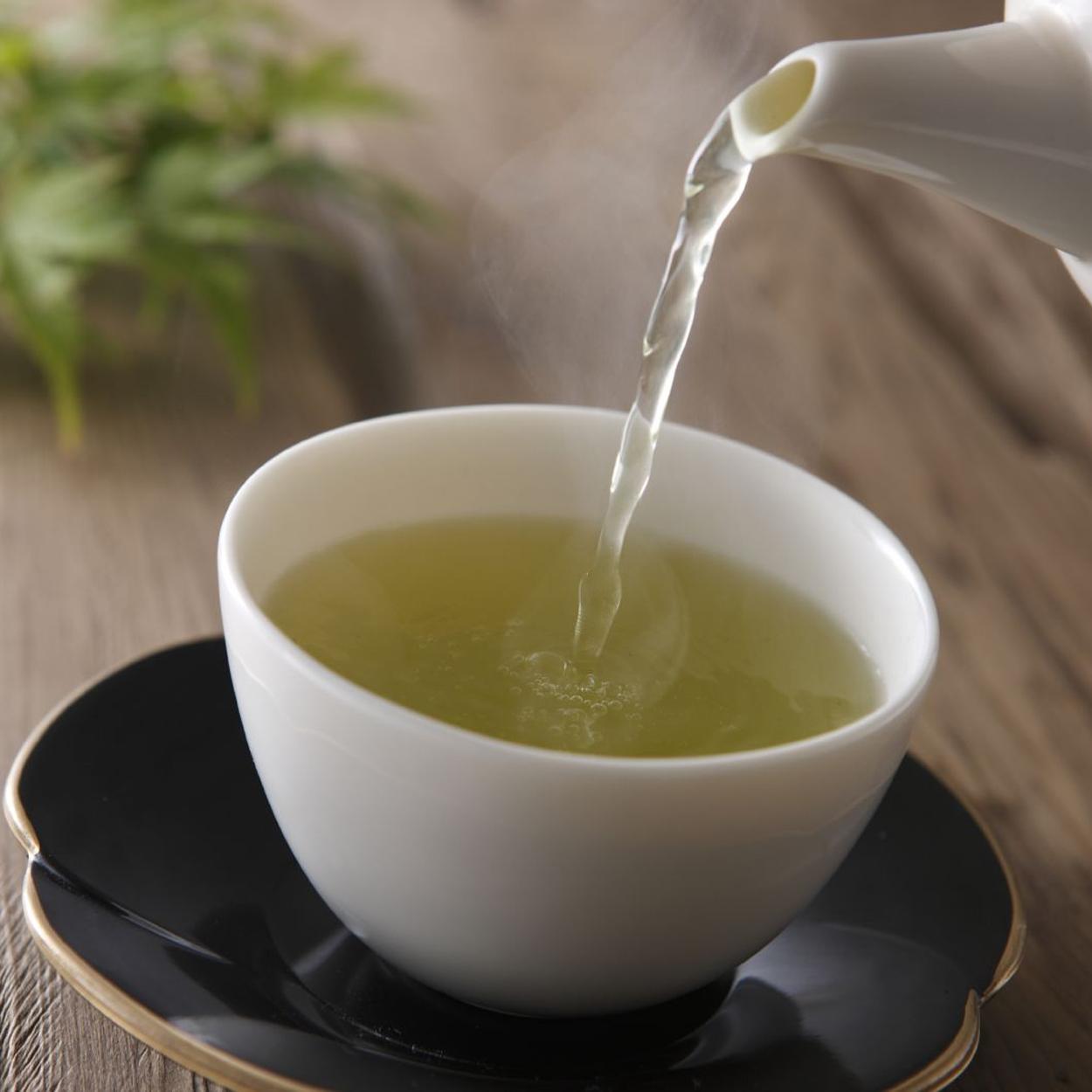 Imagem de chá verde sendo servido em uma xícara