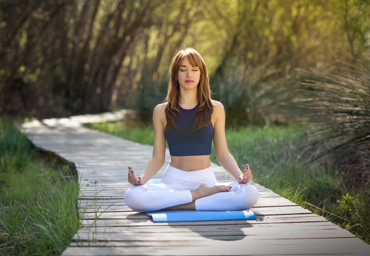 técnicas de meditação menina meditando ao ar livre