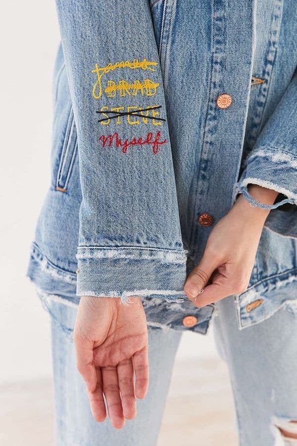 jaqueta jeans com bordado no braço