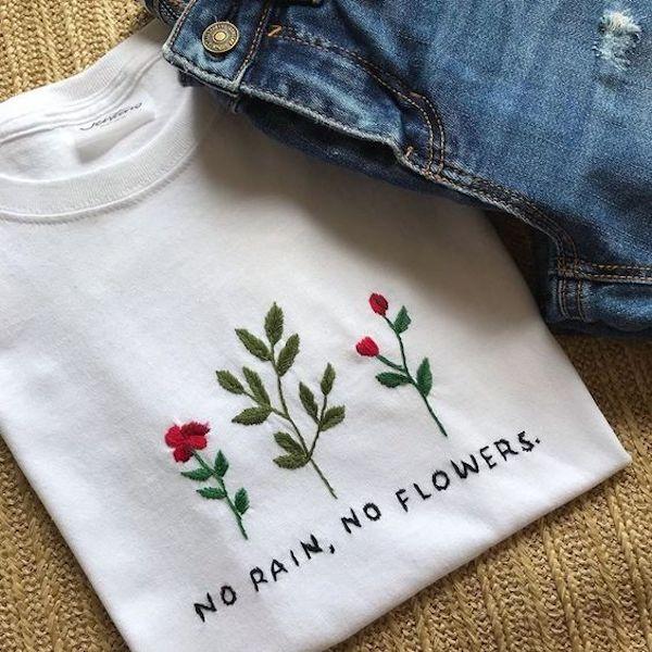  bordado de flores no peito da camiseta branca