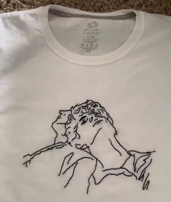 desenho bordado em preto no peito de camiseta branca
