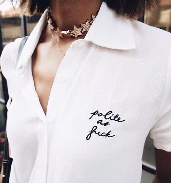 polite as fuck é a frase bordada no peito da camisa branca