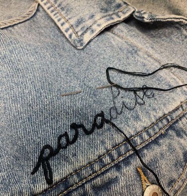 jaqueta jeans bordado à mão escrito paradise