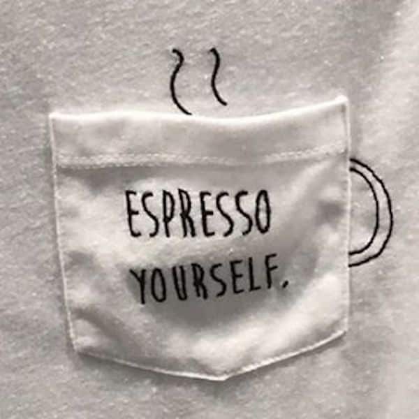 bordado no bolso de camiseta branca que diz espresso yourself