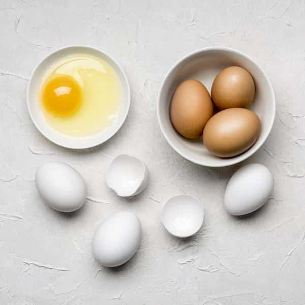 imagem mostra clara de ovo e ovos 