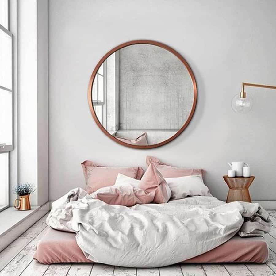 espelho redondo em cima da cama