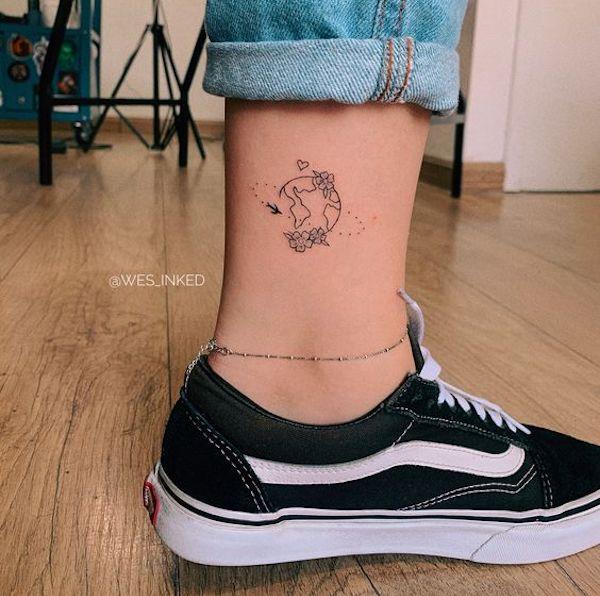 tatuagem de viagem no tornozelo
