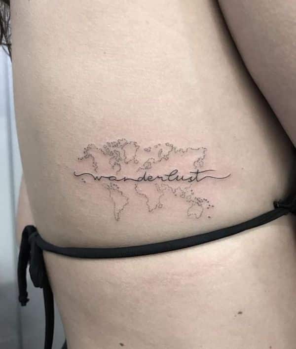 tatuagem de mapa mundi com palavra wanderlust