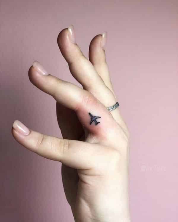 tattoo de aviso no dedo