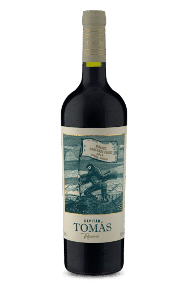 a imagem tem fundo branco com uma garrafa de vinho escura de rótulo Capitán Tomás Reserva