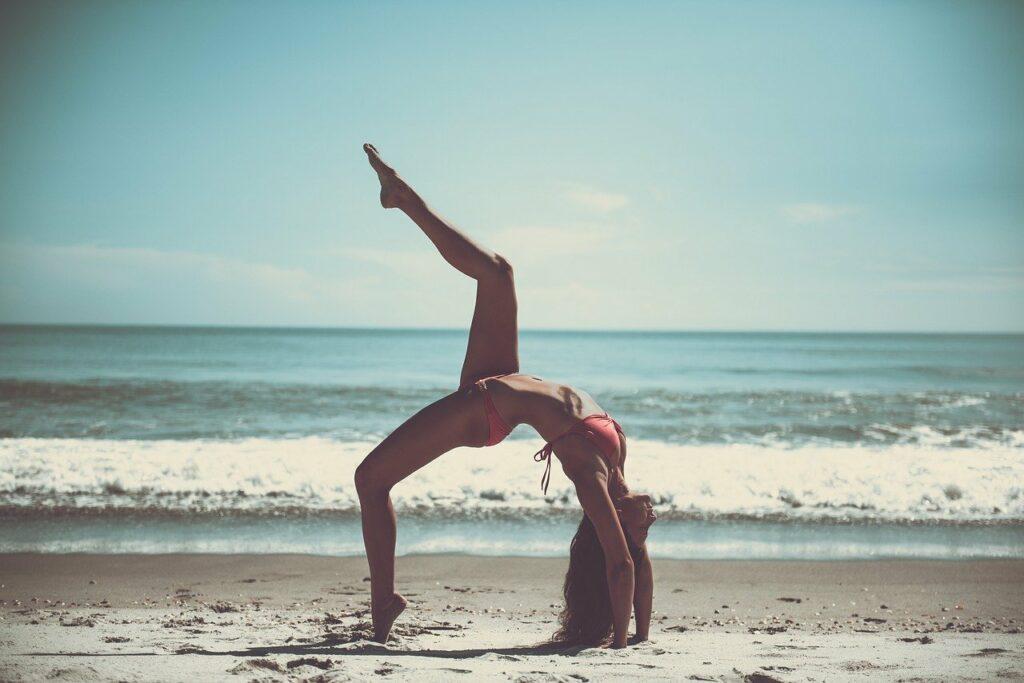 Yoga na praia - moda praia