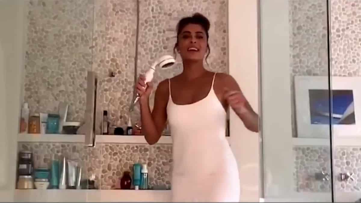 Juliana Paes canta no banheiro