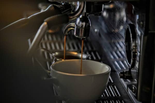 maneiras de preparar café, o espresso saindo da maquina