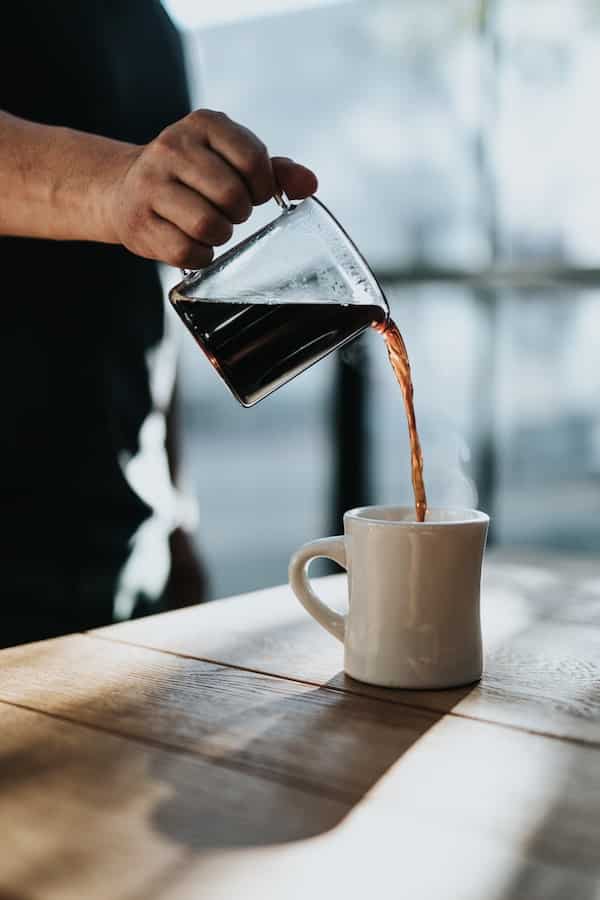 imagem mostra café coado sendo servido na xícara como maneiras e tomar cafe