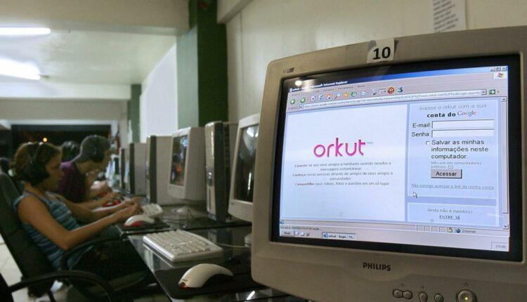 Computador antigo com Orkut na tela