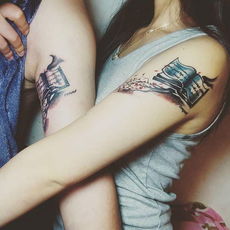 tatuagem casal livro