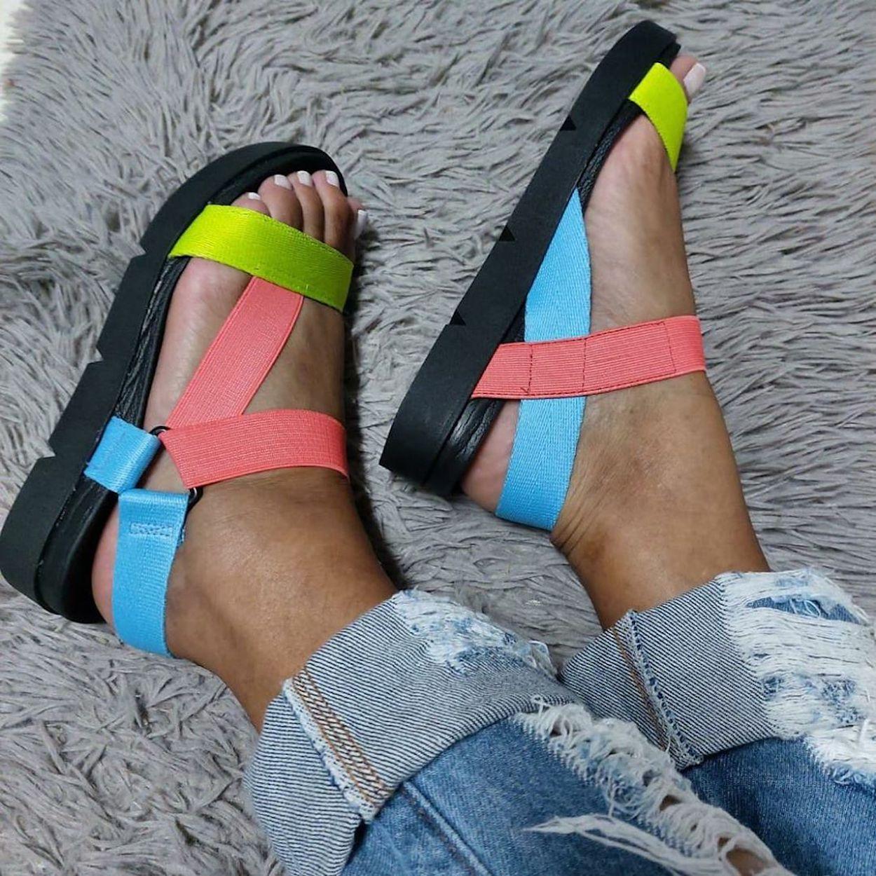 papete colorida - calçados do verão 2021