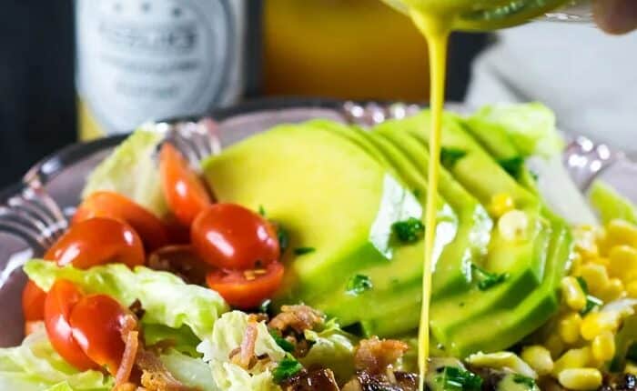 salada de Frango, abacate com molho de mostarda e mel