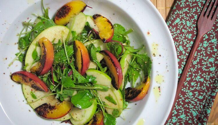 salada de Mini folhas com maçã verde e nectarinas grelhadas