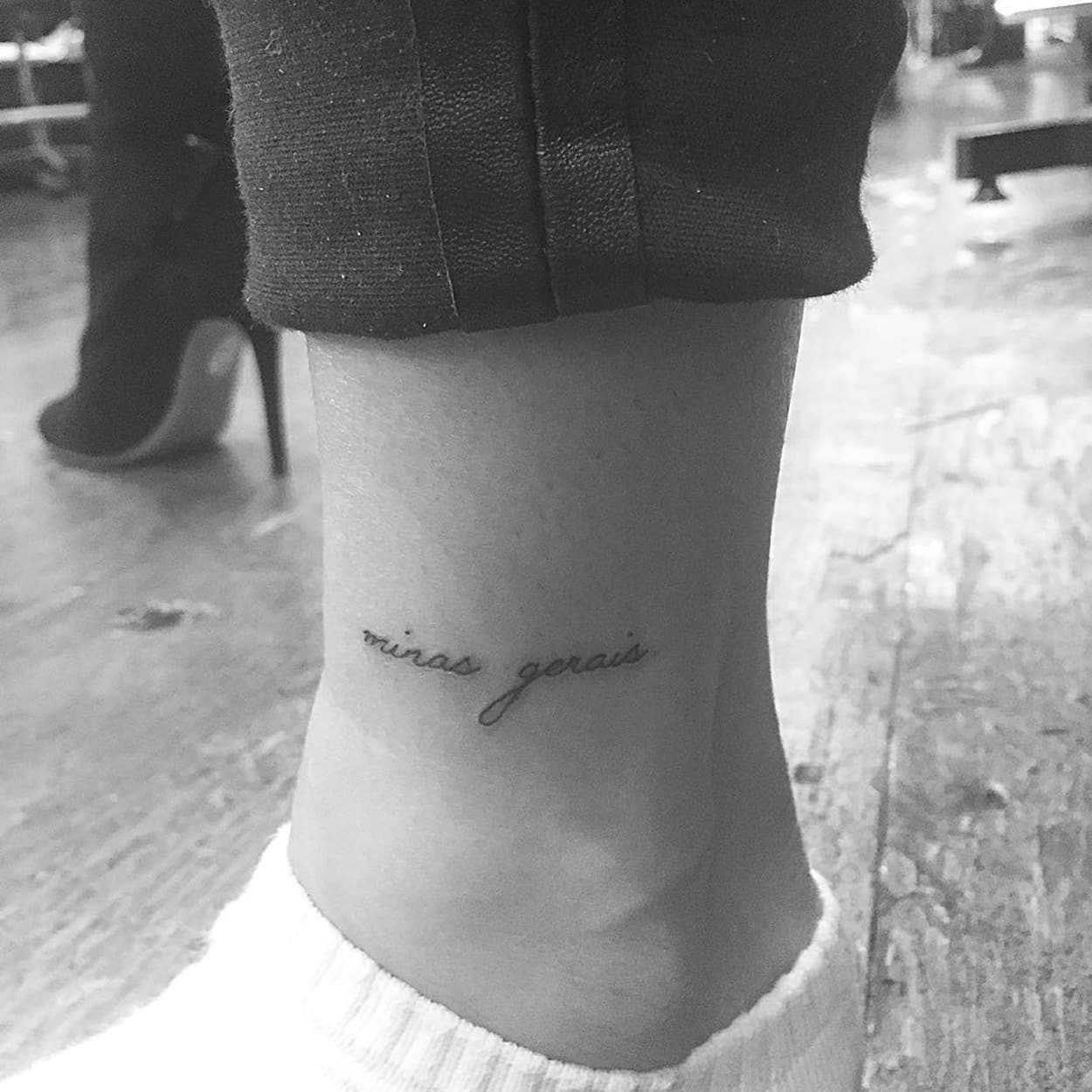 Hailey Bieber faz tatuagem delicada com palavra em português