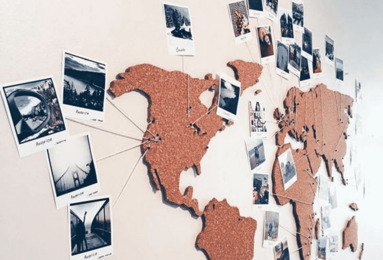 Mural de mapa mundi com fotos