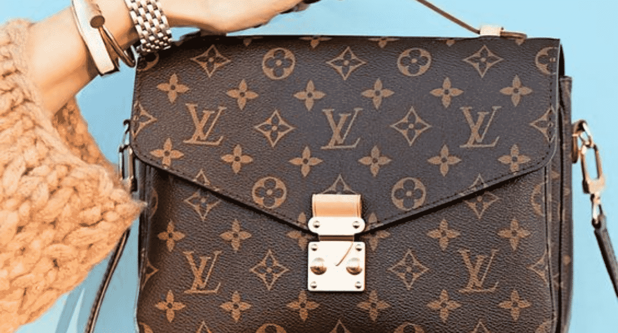 Foto: A Louis Vuitton é conhecida pelo tardicional monograma que estampa  roupas, bolsas e malas - Purepeople