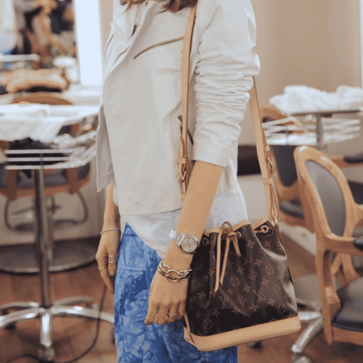 Camila Coutinho usando bolsa Noé da Louis Vuitton
