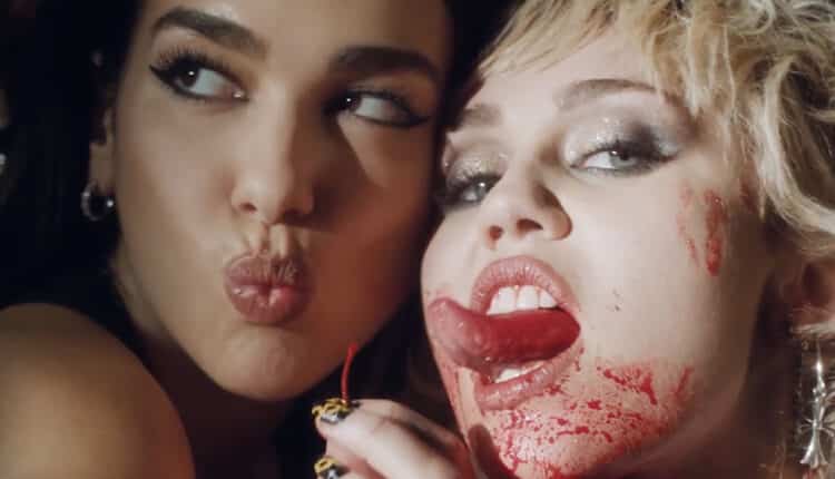 Miley Cyrus e Dua Lipa no clipe de Prisoner