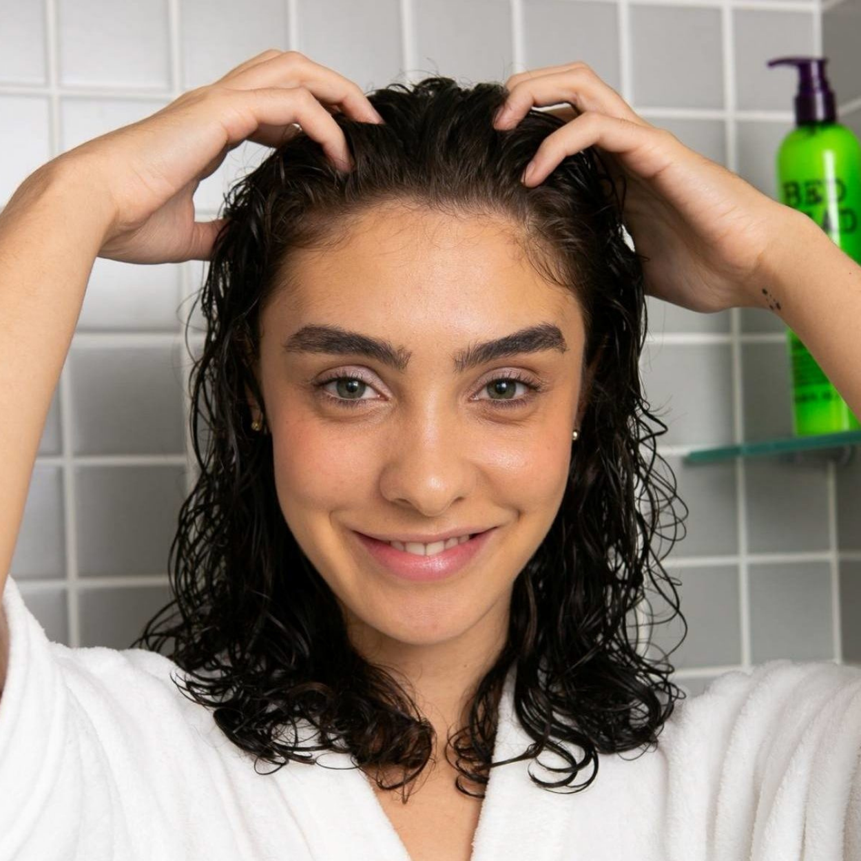 Lavar menos o cabelo pode controlar a queda