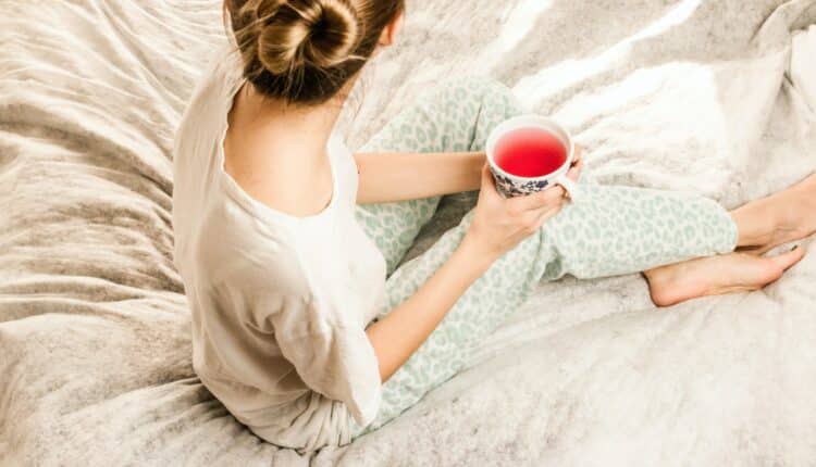 Mulher toma chá de ipê roxo