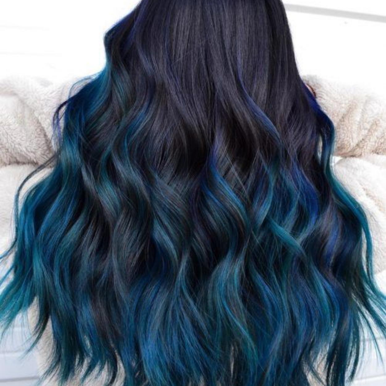 O cabelo com raiz escura natural e pontas azul neon é uma alternativa diferente para cores de cabelo 2021