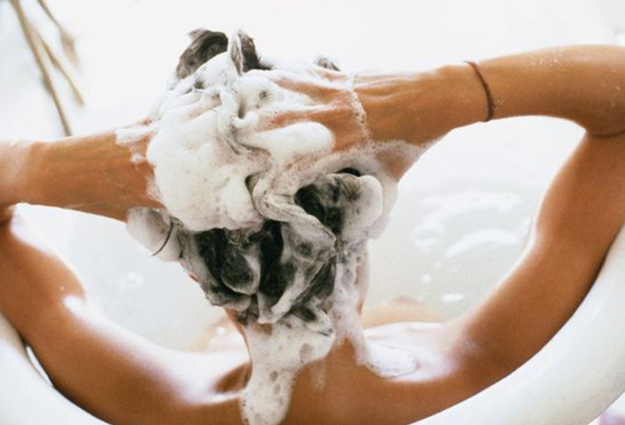 Mulher lavando cabelos