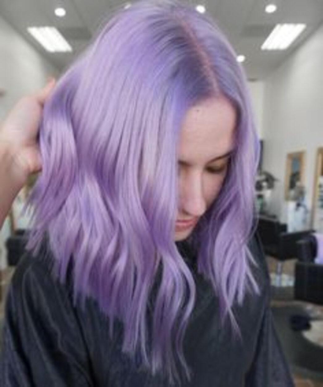 violeta genciana no cabelo
