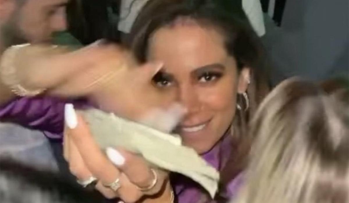 Anitta joga dinheiro para strippers durante festa