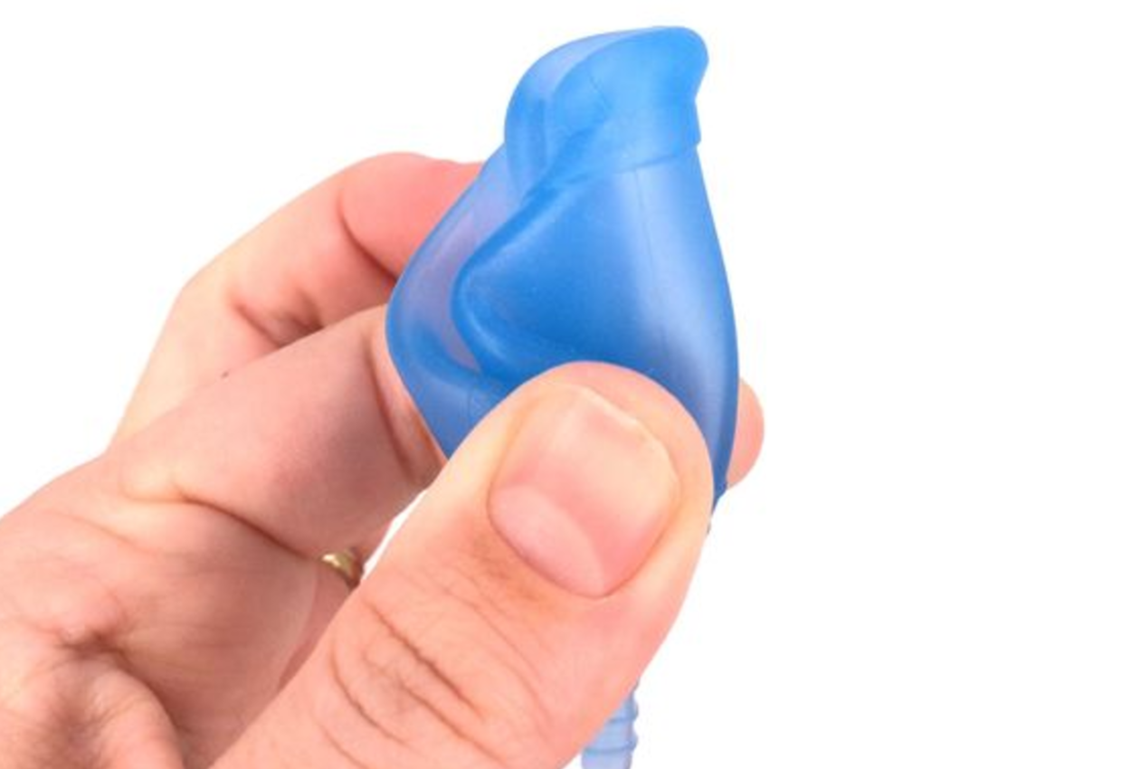 coletor menstrual azul sendo dobrado