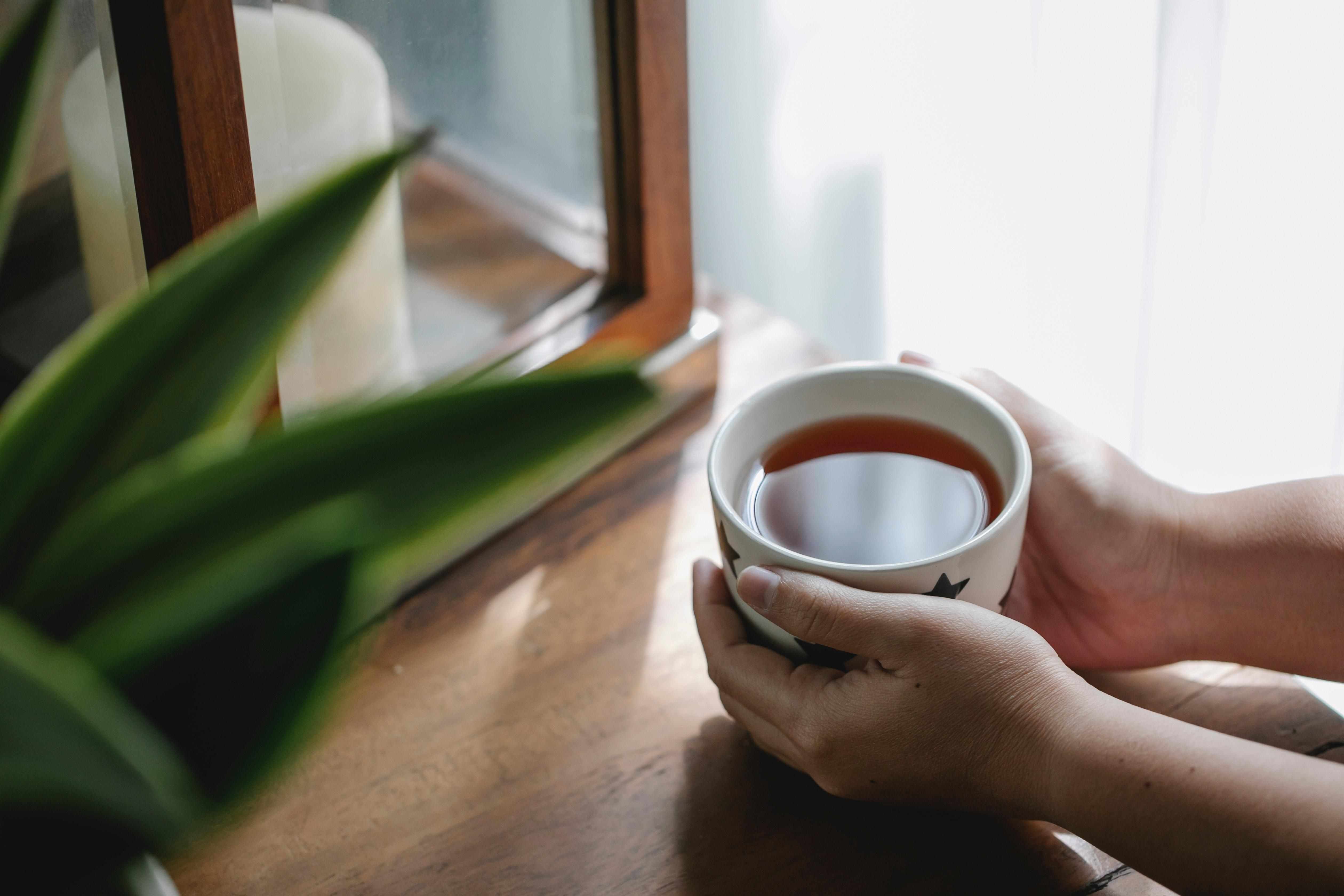 Chá de sálvia e alfavaca podem ajudar como aliviar cólica menstrual