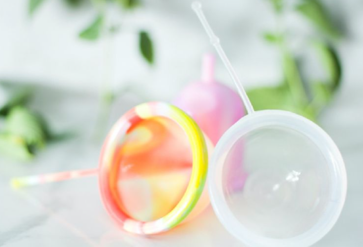 Disco coletor menstrual pode ser transparente ou colorido