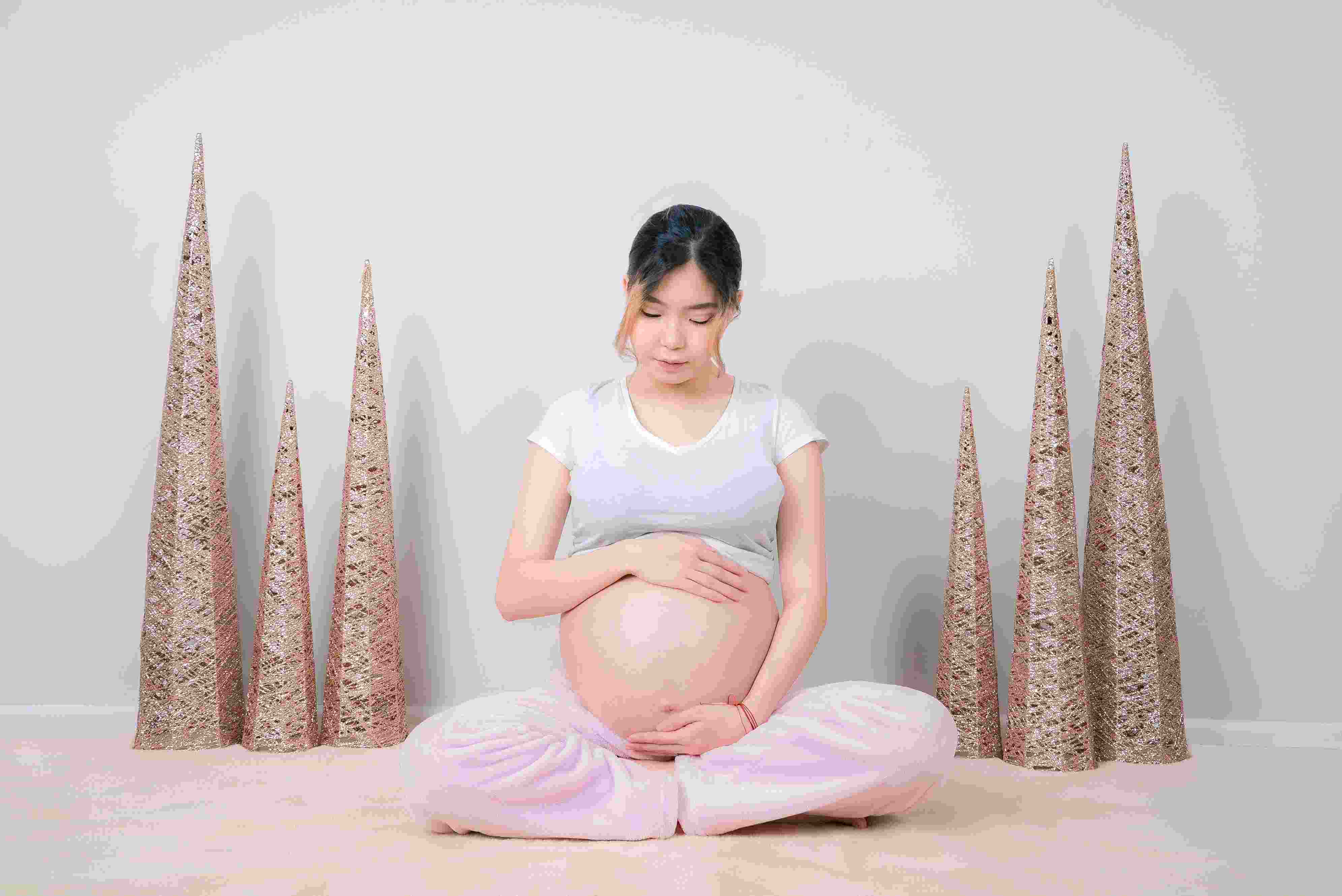 Imagem de grávida sentada cuidando da barriga e dos hormônios da gravidez