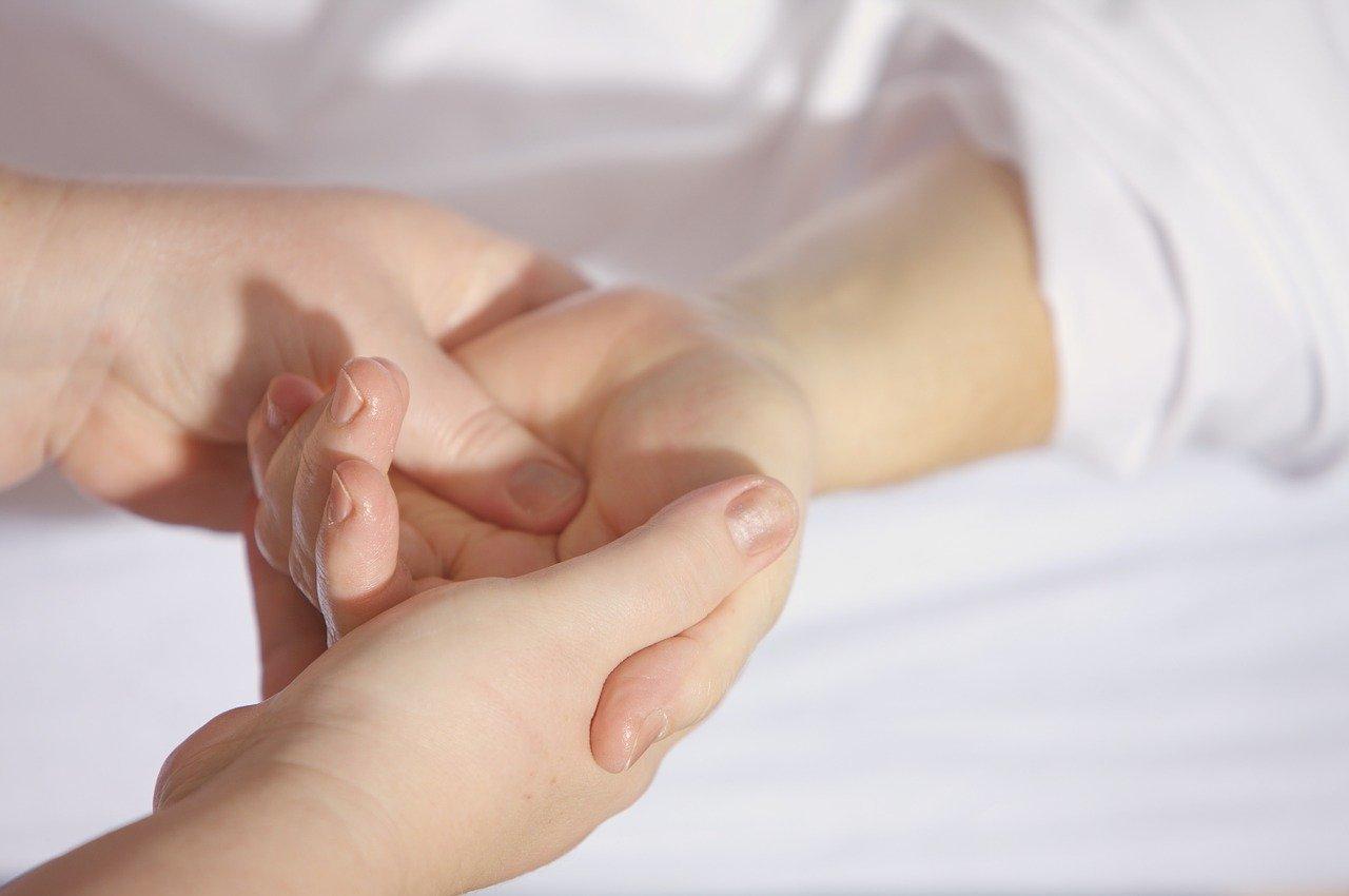 Imagem de massagem relaxante nas mãos
