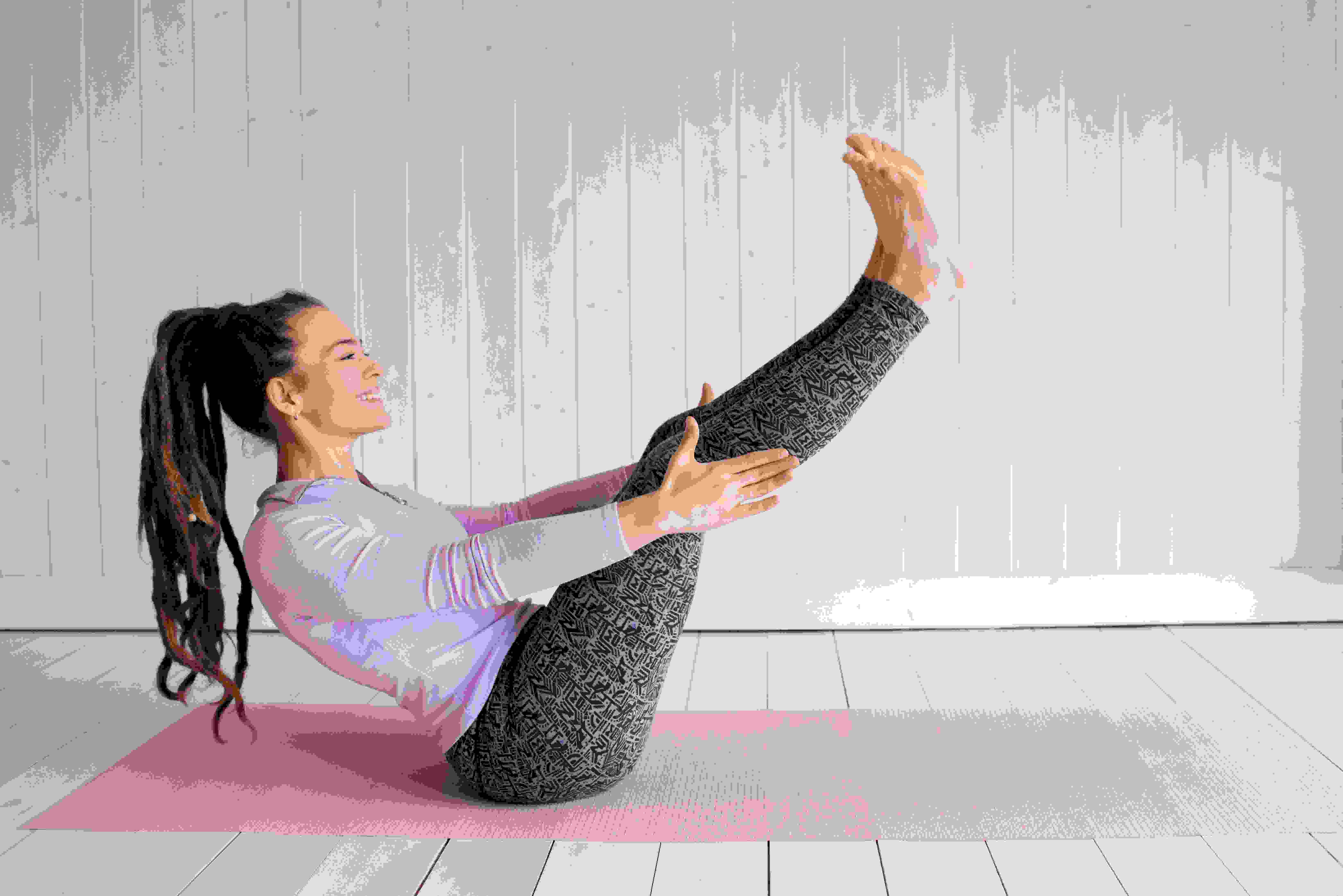 Praticar power yoga fortalece o corpo e condiciona consciência corporal