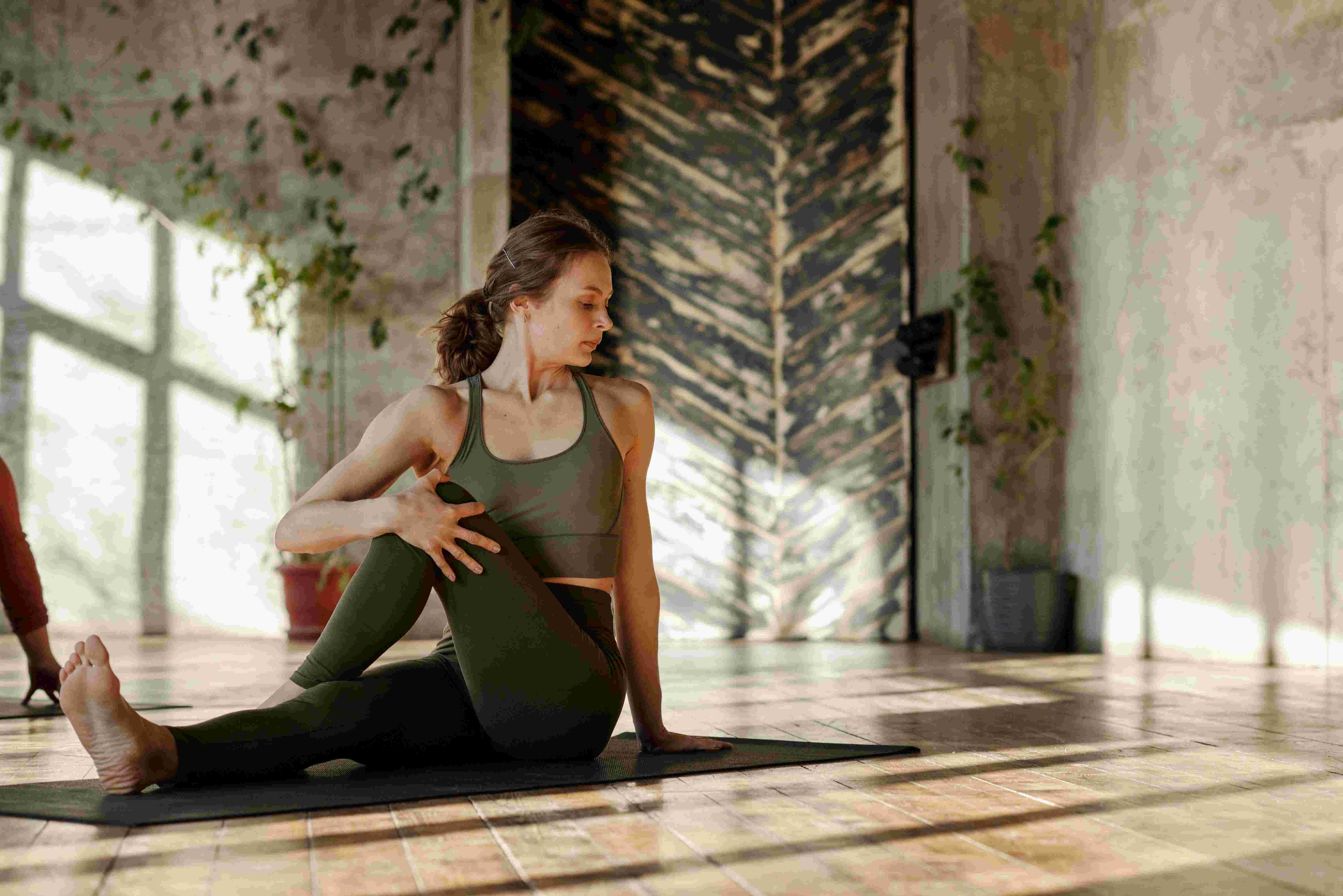 Aprenda a praticar power yoga em casa