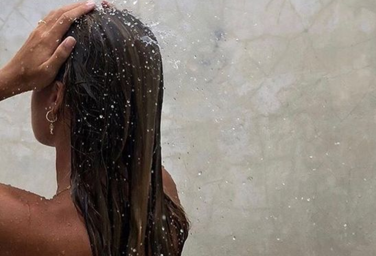 Lavar o cabelo com shampoo de mandioca estimula o crescimento dos fios