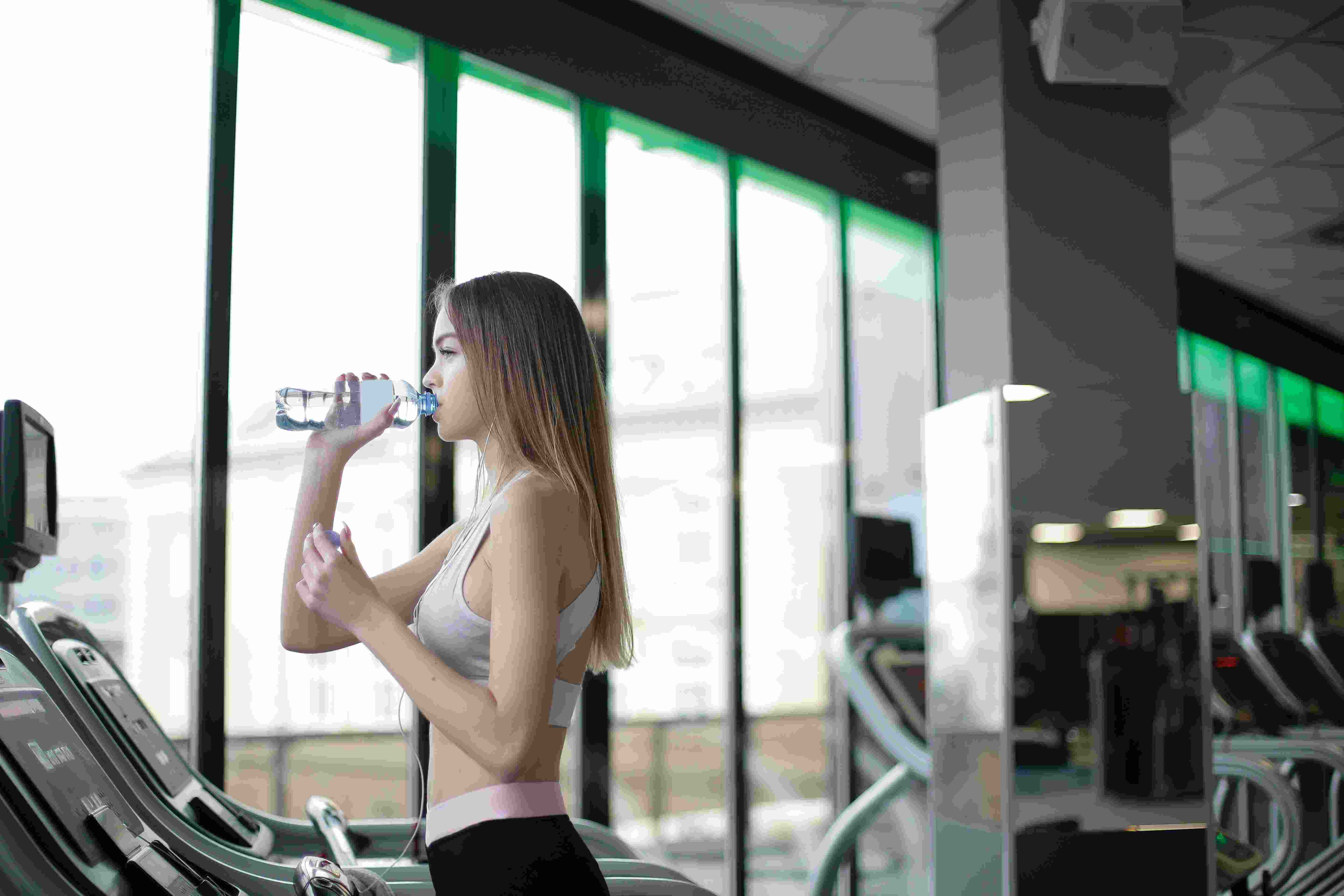 Beba bastante água para evitar sinais de desidratação na academia de ginástica