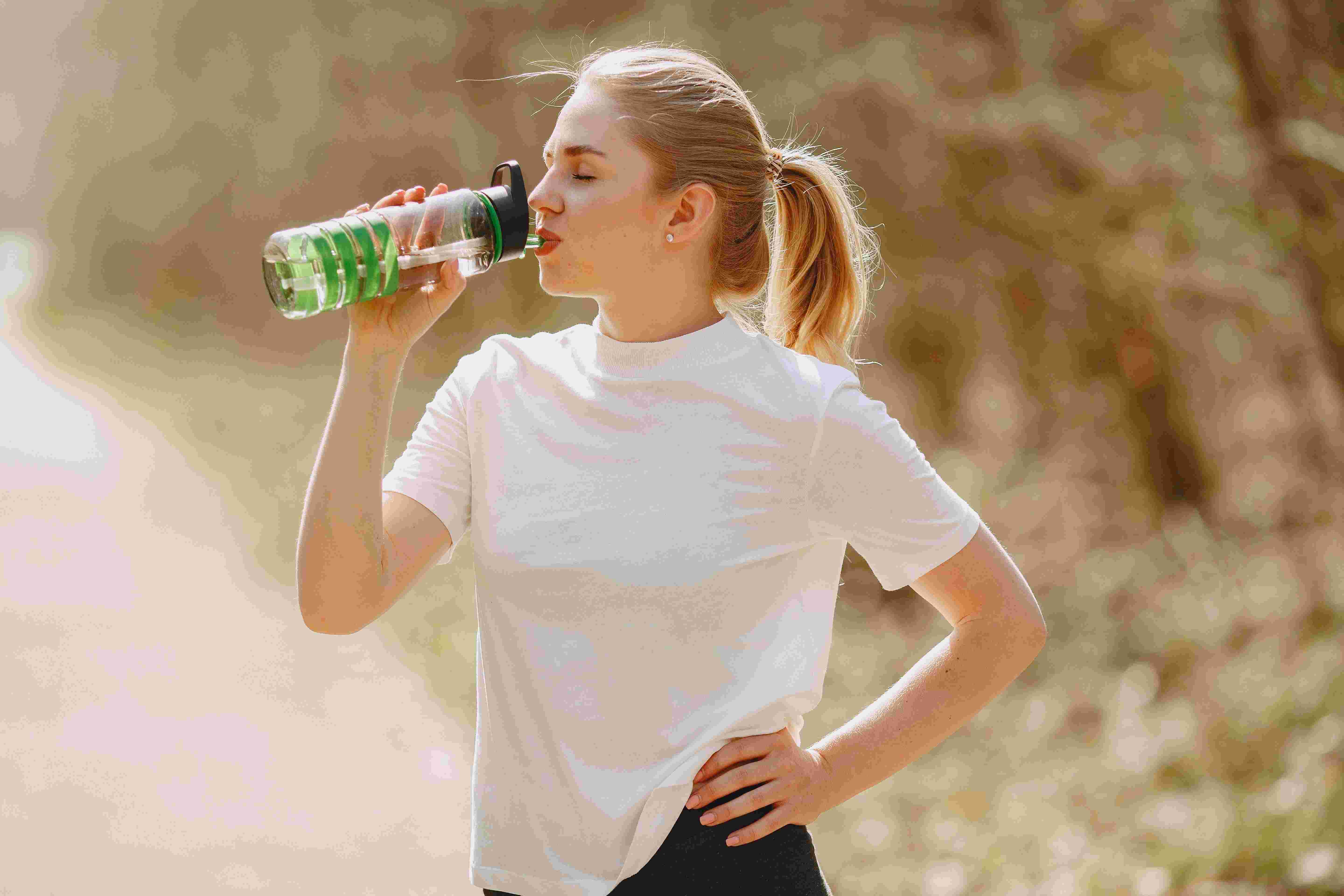 Beber água e fazer exercícios leves ajuda a evitar os sinais de desidratação